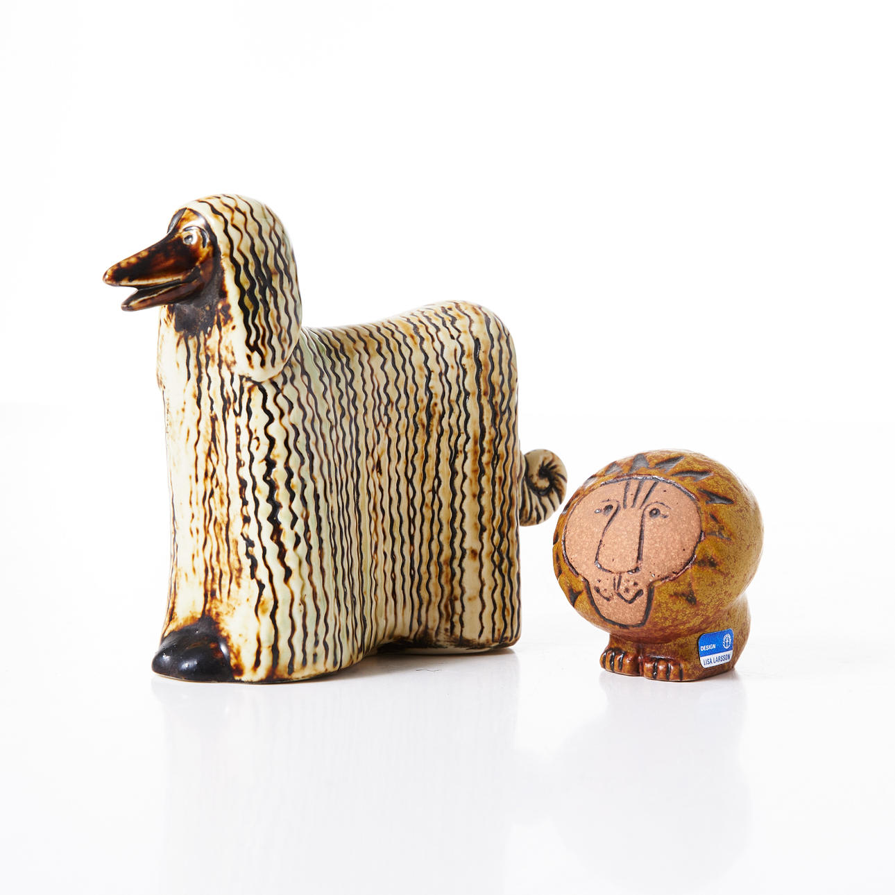 LISA LARSON. "Lejon" samt hund.