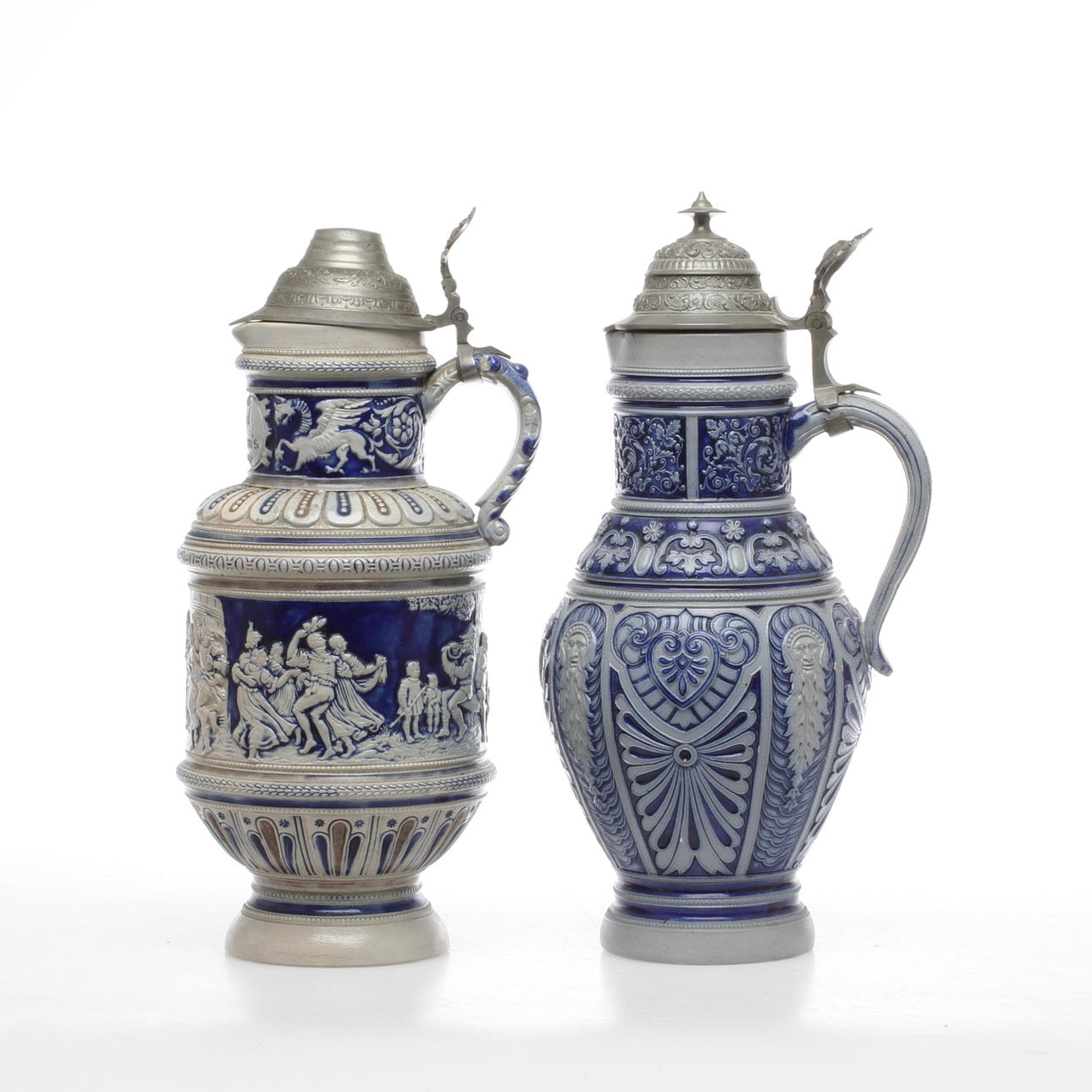 KANNOR, 2 st, stengods med tennlock, reliefdekor, Tyskland, 1800-talets slut.