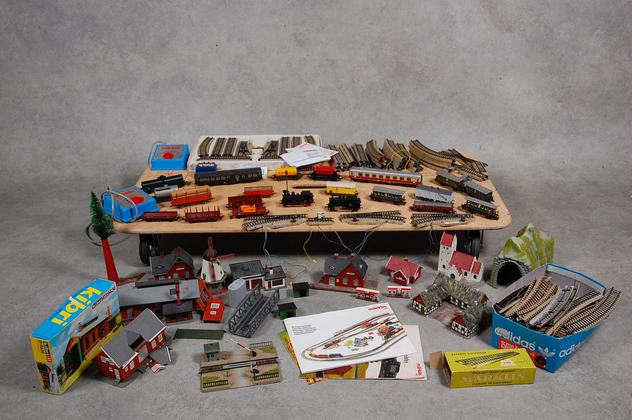 MODELLTÅG, Märklin, tåg, lok, räls, byggnader, transformator.