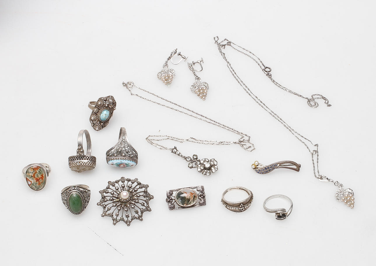 SMYCKEN, 13 delar, bland annat silver.