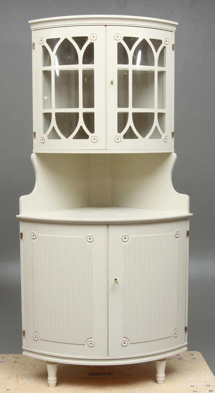 HÖRNSKÅP, gustaviansk stil, 1900-tal.