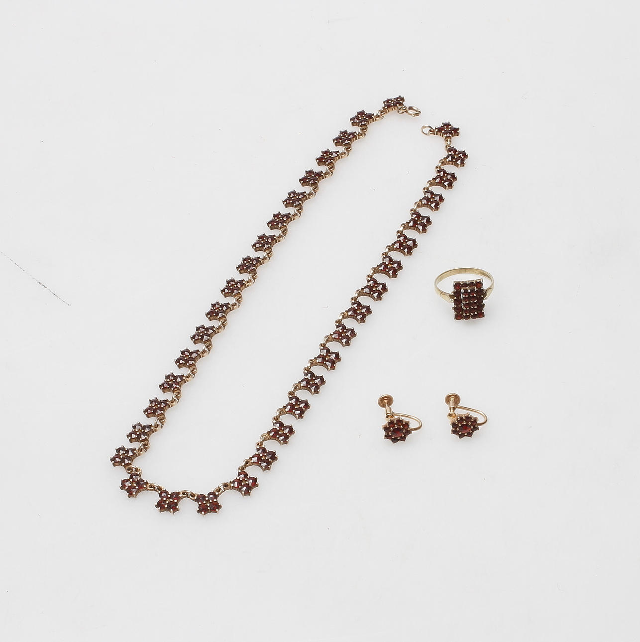 GARNITYR, silver och granater, 3 delar, 1900-tal.