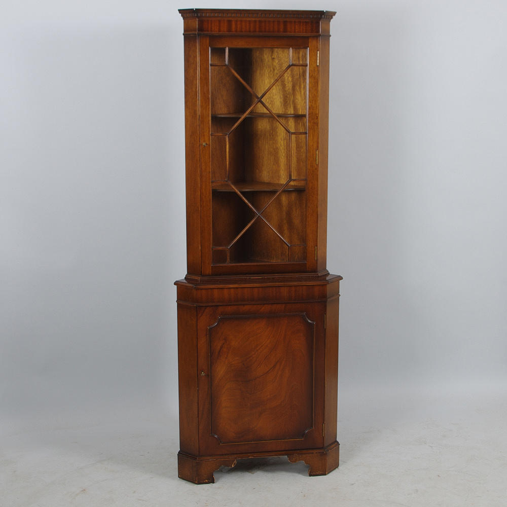 HÖRNVITRINSKÅP, mahogny, engelsk stil.