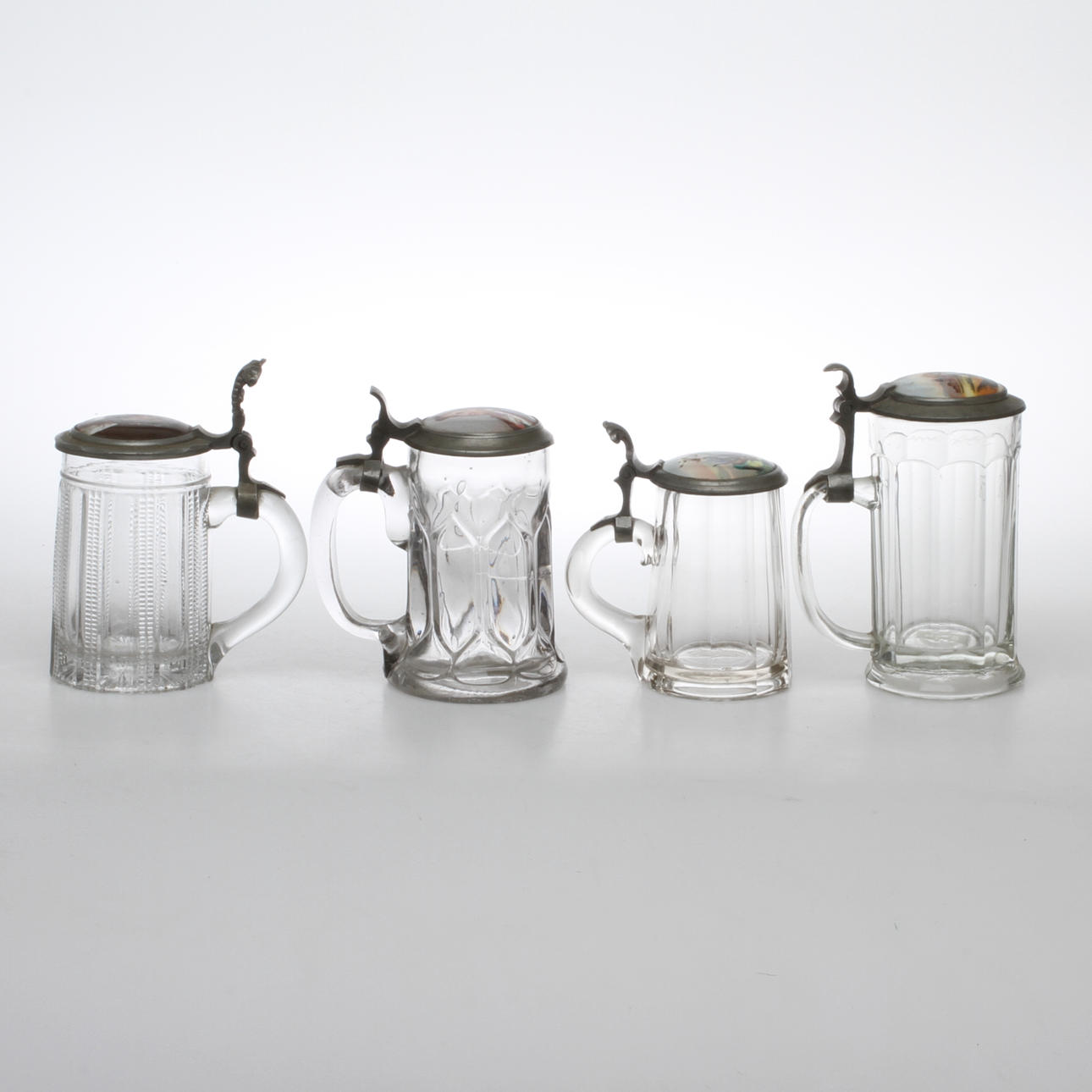 STOP, 4 st, glas, lock i tenn och porslin med målad dekor, 1800/1900-tal.