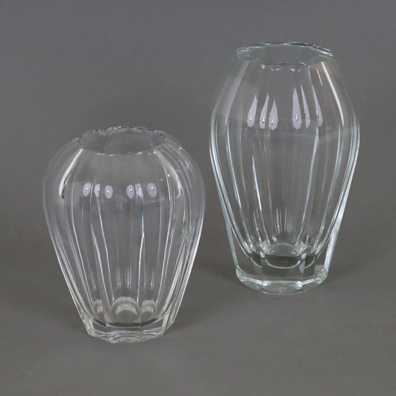 - 2 GLASVASEN - Klarglas, Firmensignet „Moser“.