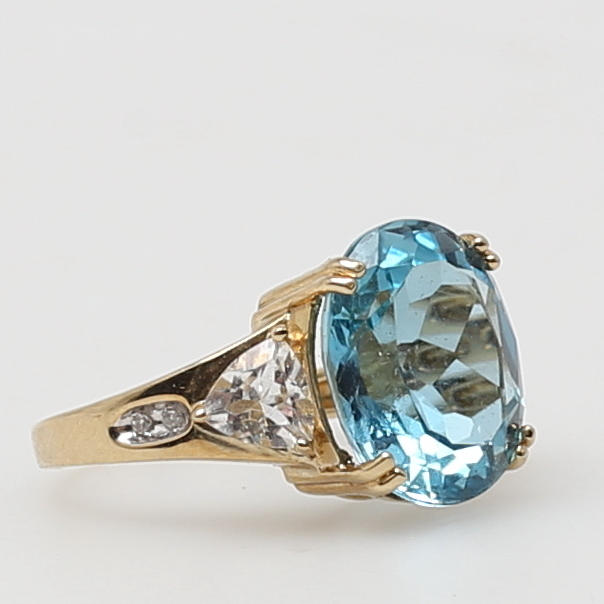 COCKTAILRING med blå topas, 4 diamanter och 2 vita topaser, 10 K guld.