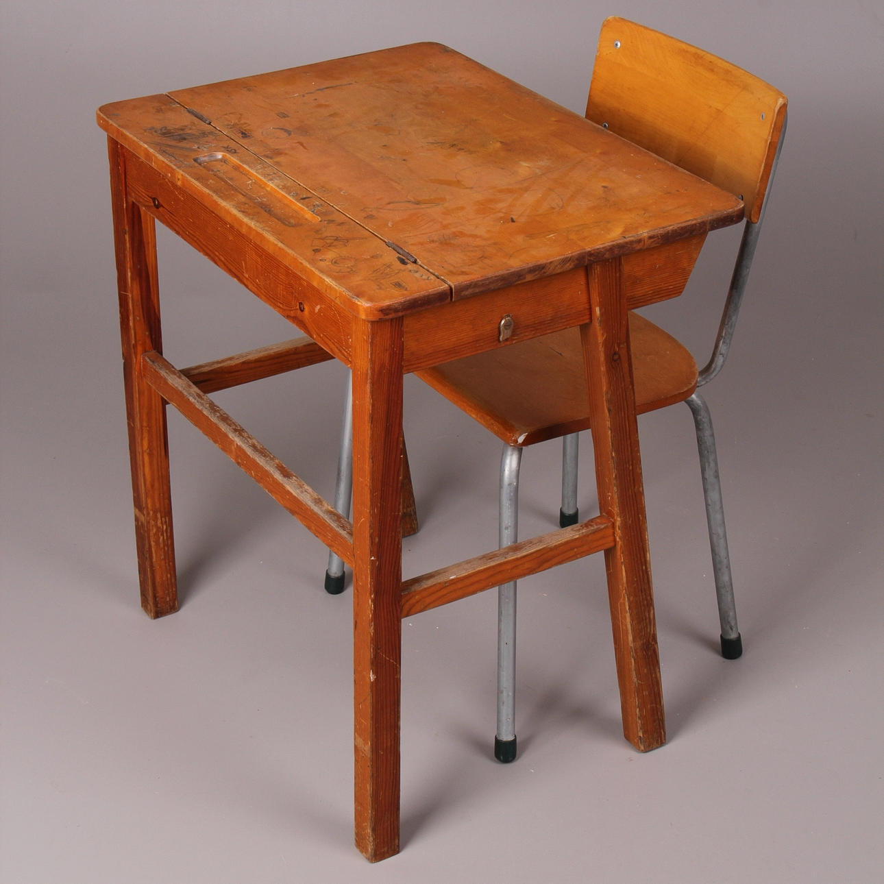 SKOLBÄNK, med stol, furu, 1900-talets tredje kvartal.