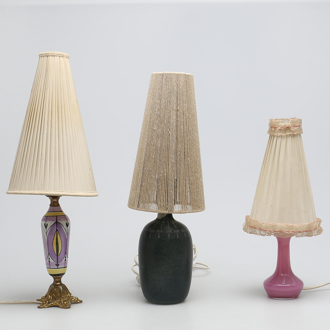 BORDSARMATUR i keramik, porslin, glas. 3 st. 1900-talets senare hälft.