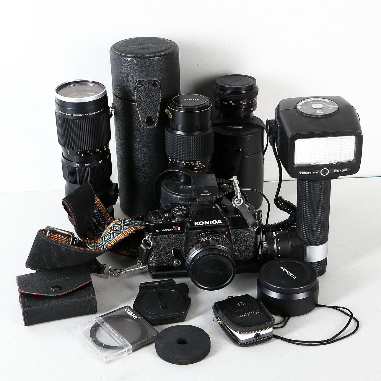 CAMARA KONICA AUTOREFLEX T3, con varias lentes y flash.