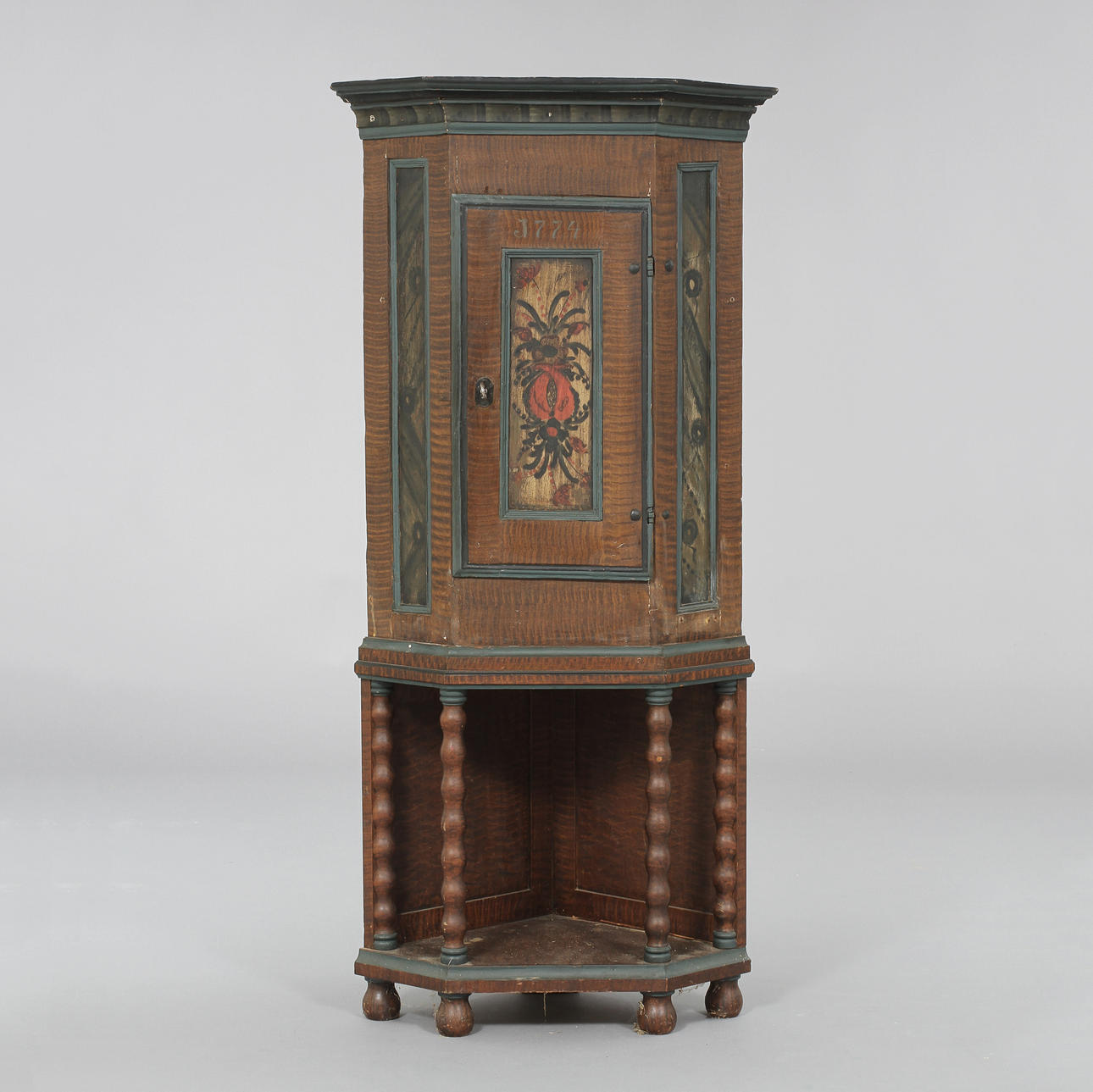 HÖRNSKÅP, allmoge, 1800-tal.