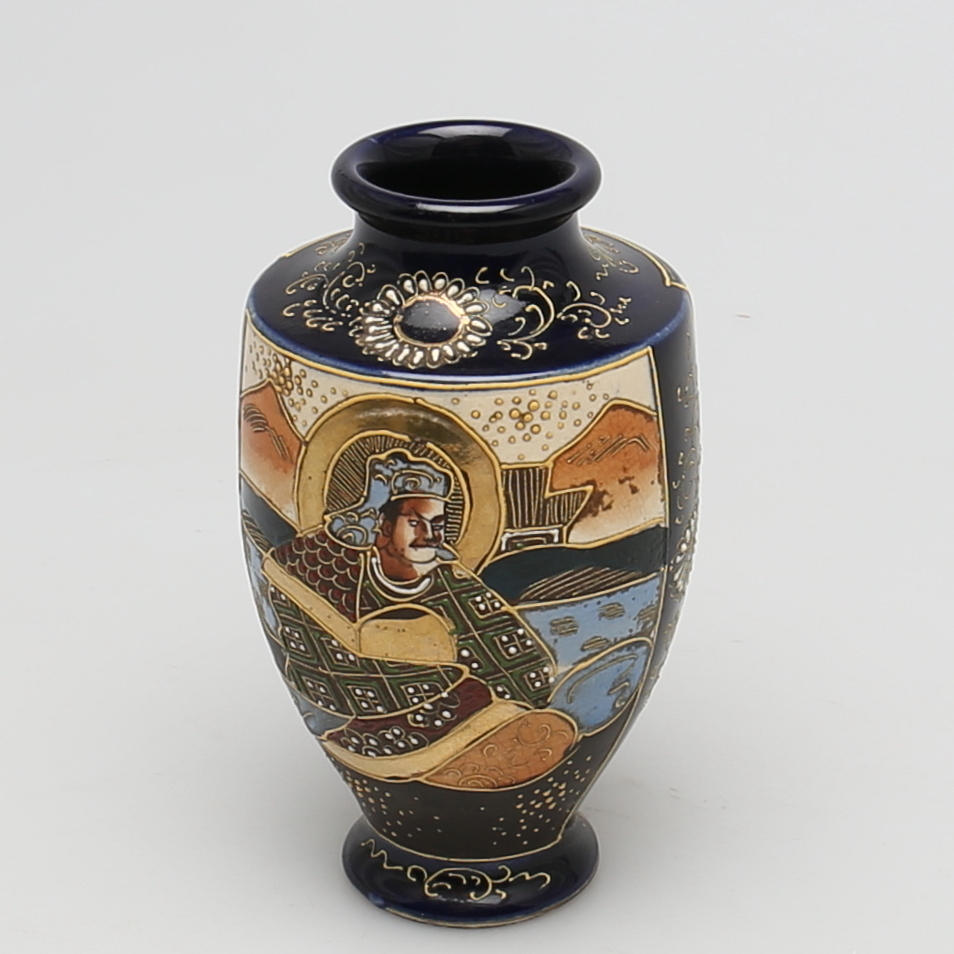 URNA i porslin. Satsuma-teknik. Japan. Tidigt 1900-tal.