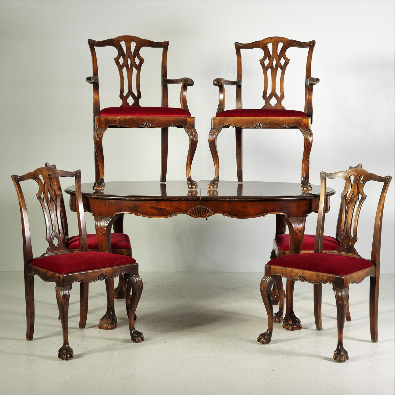 MESA DE COMEDOR Y SILLAS estilo Chippendale 1900.