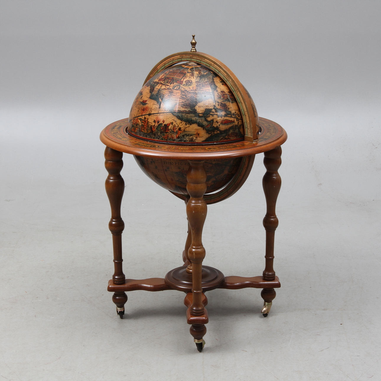 BARSKÅP, i form av jordglob, 1900-talets andra hälft.