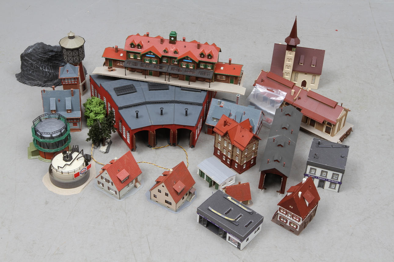 MODELLTÅG VOLLMER Lokstall och byggnader passande Märklin, Fleischmann med flera. 2 lådor.