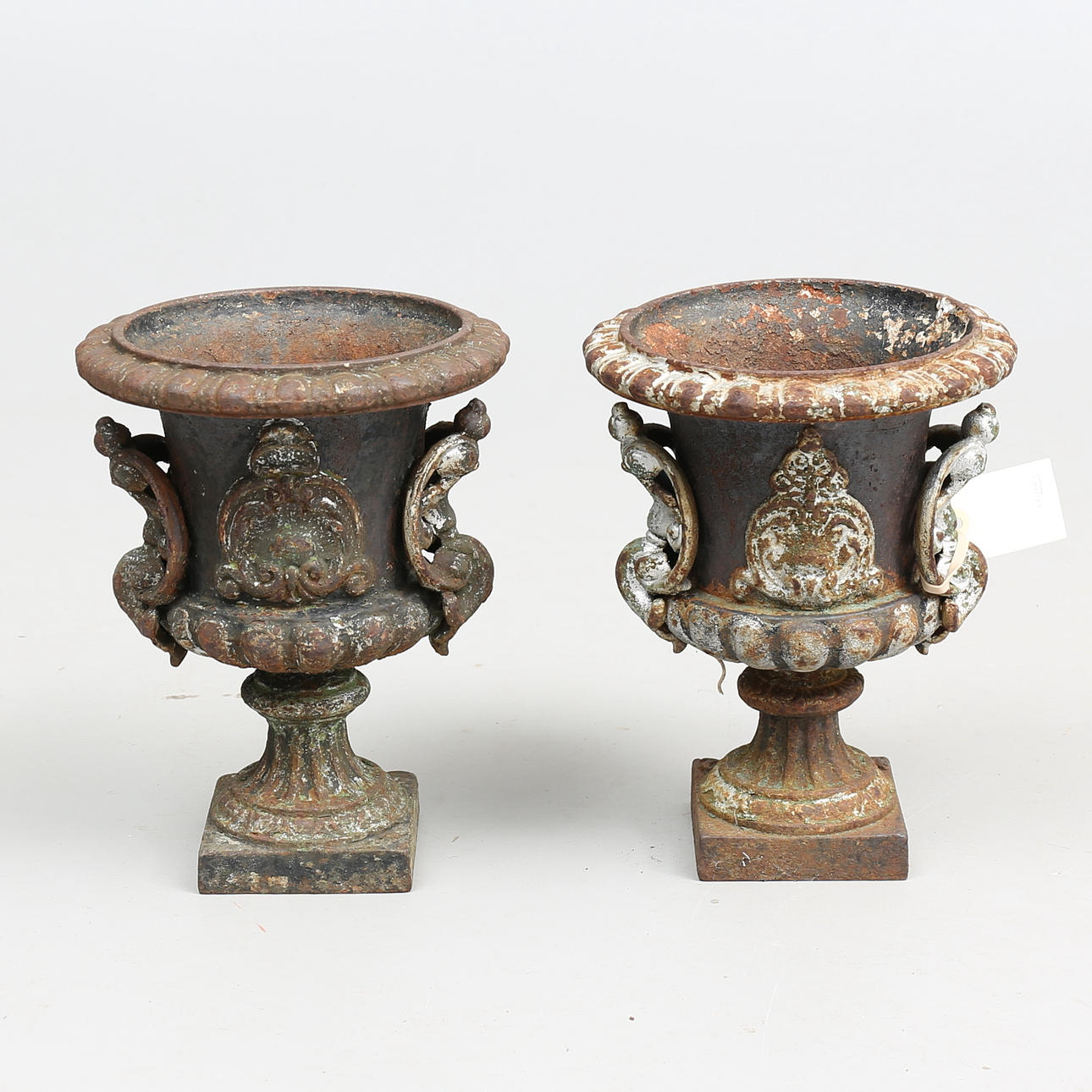 TRÄDGÅRDSURNOR, ett par, gjutjärn, 18-1900-tal.