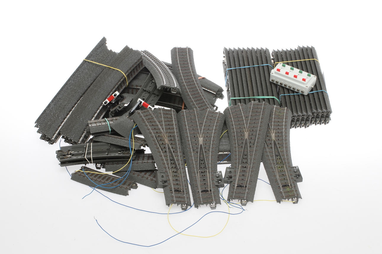 MODELLTÅG MÄRKLIN C-RÄLS. Cirka 30 raka, 25 böjda, 10 passbitar, 2 stoppbockar och 4 elektriska växlar.