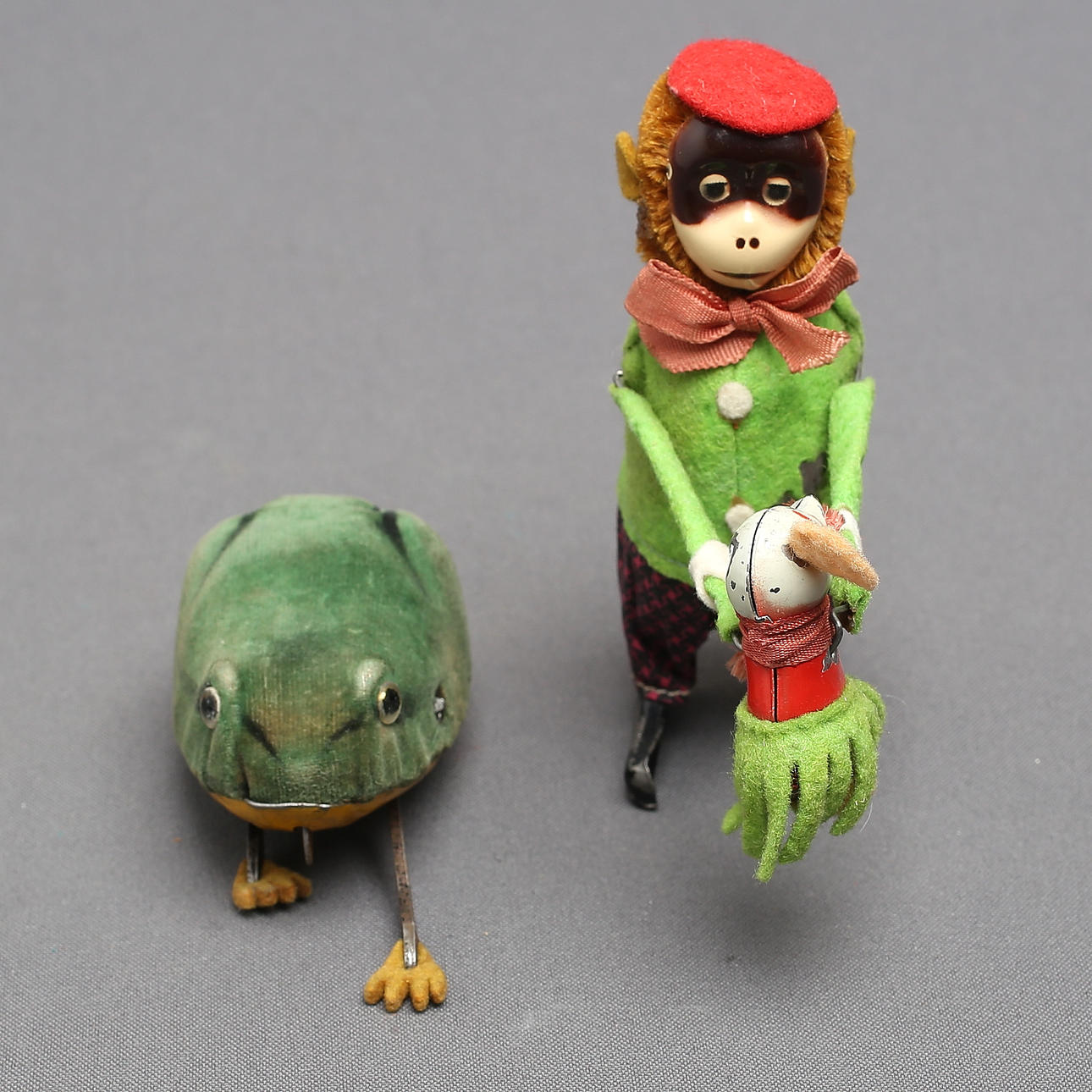 SCHUCO Monkey juggles mouse and frog, clockwork. Toys - Auctionet