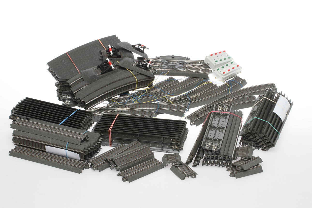 MODELLTÅG MÄRKLIN C-RÄLS. Cirka 50 raka, 20 böjda, 10 passbitar, 4 stoppbockar, en elektrisk korsväxel och 4 elektriska kurvväxlar.