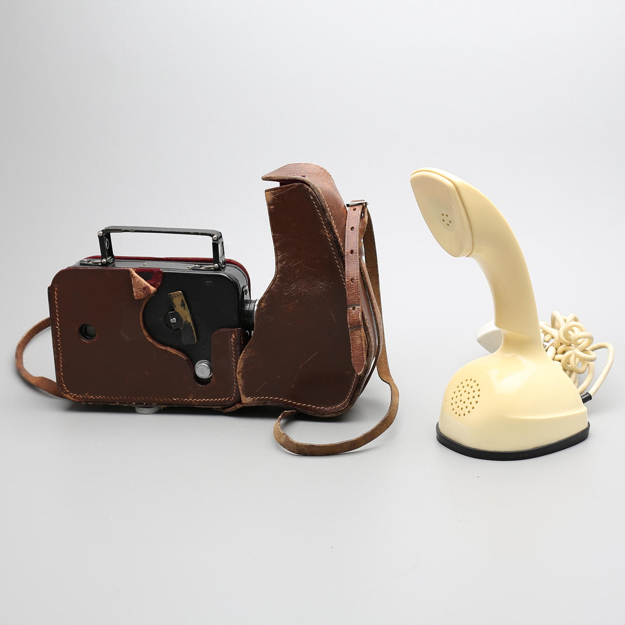 COBRATELEFON samt FILMKAMERA.