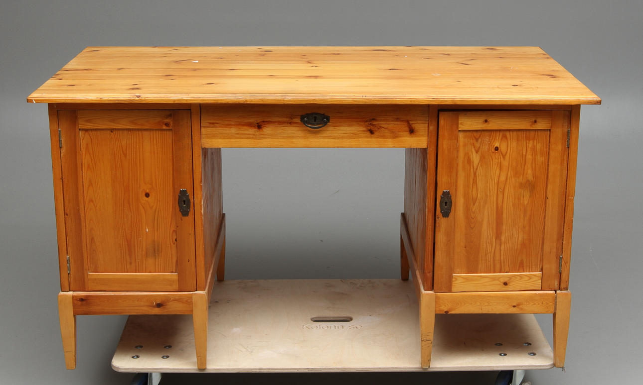 SKRIVBORD, furu, 1900-tal.