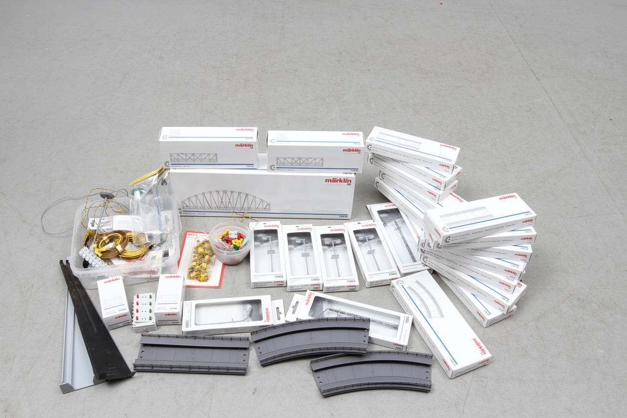 MODELLTÅG MÄRKLIN BRO, BRODELAR, LYKTOR, STÄLLPULTAR med mera. Mest originalkartonger.
