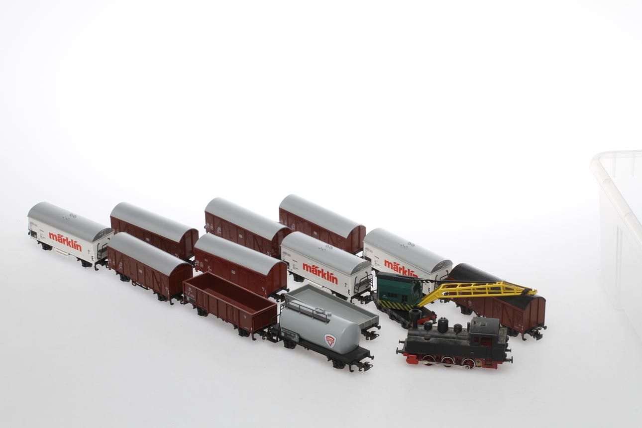 MODELLTÅG MÄRKLIN ånglok litet tanklok och 13 vagnar.