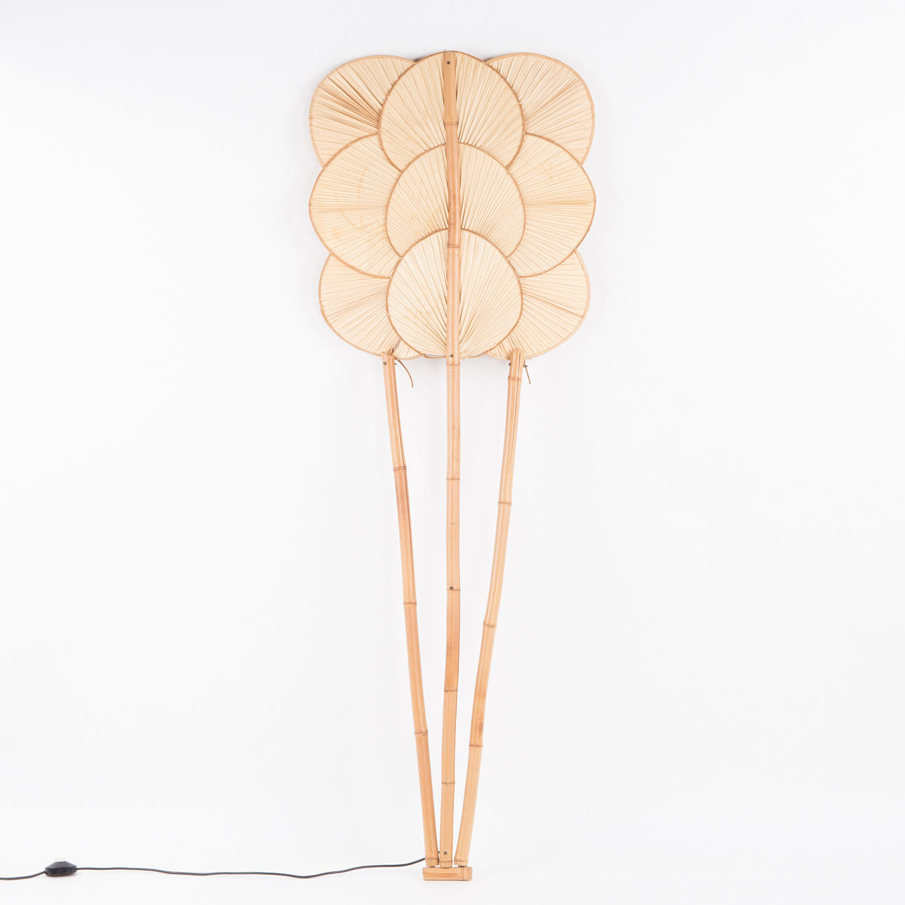 INGO MAURER. IM STIL VON. Stehleuchte / Lampe, Bambus, Japanpapier, Leder,  1970er Jahre. Beleuchtung & Lampen - Stehlampen - Auctionet