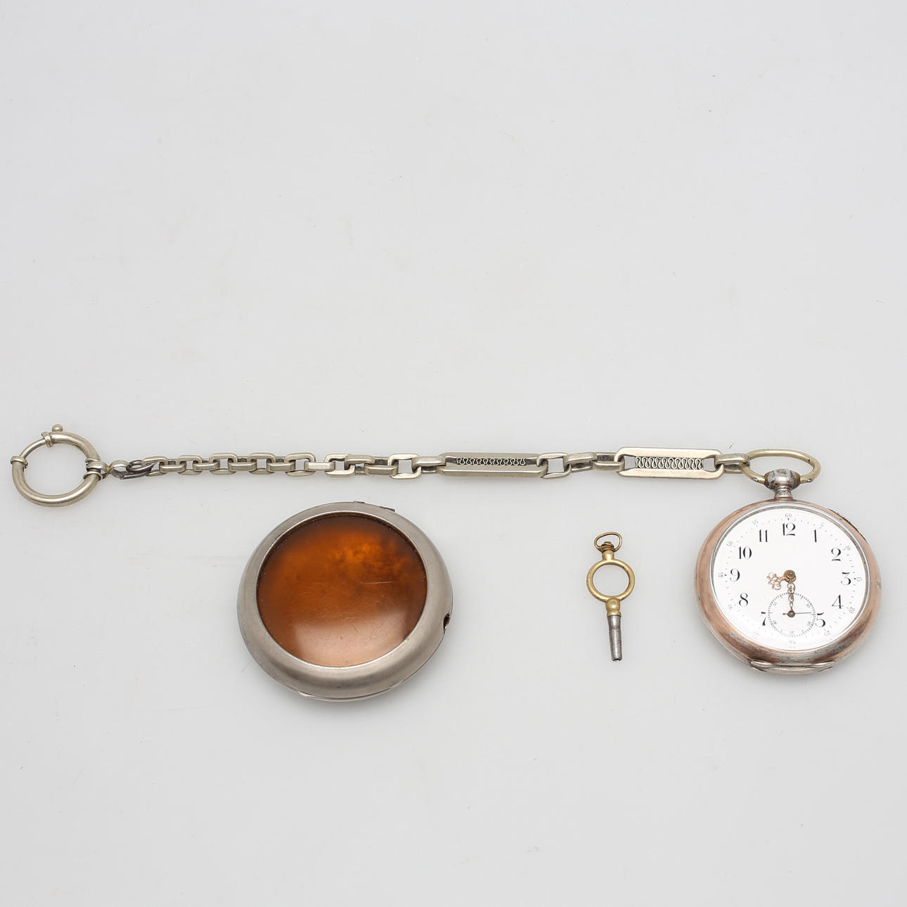 FICKUR i silver med tillhörande kedja samt fodral i metall och glas medföljer.