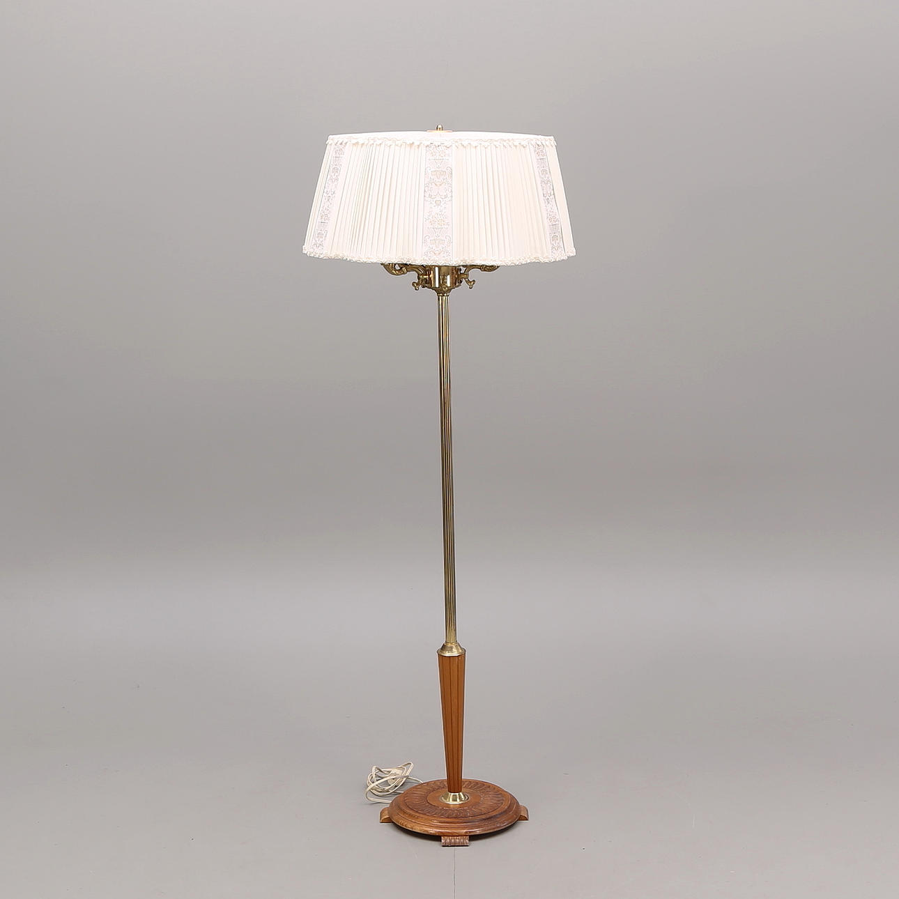 GOLVLAMPA, mässing och ek med fem ljusarmar, 1900-tal.