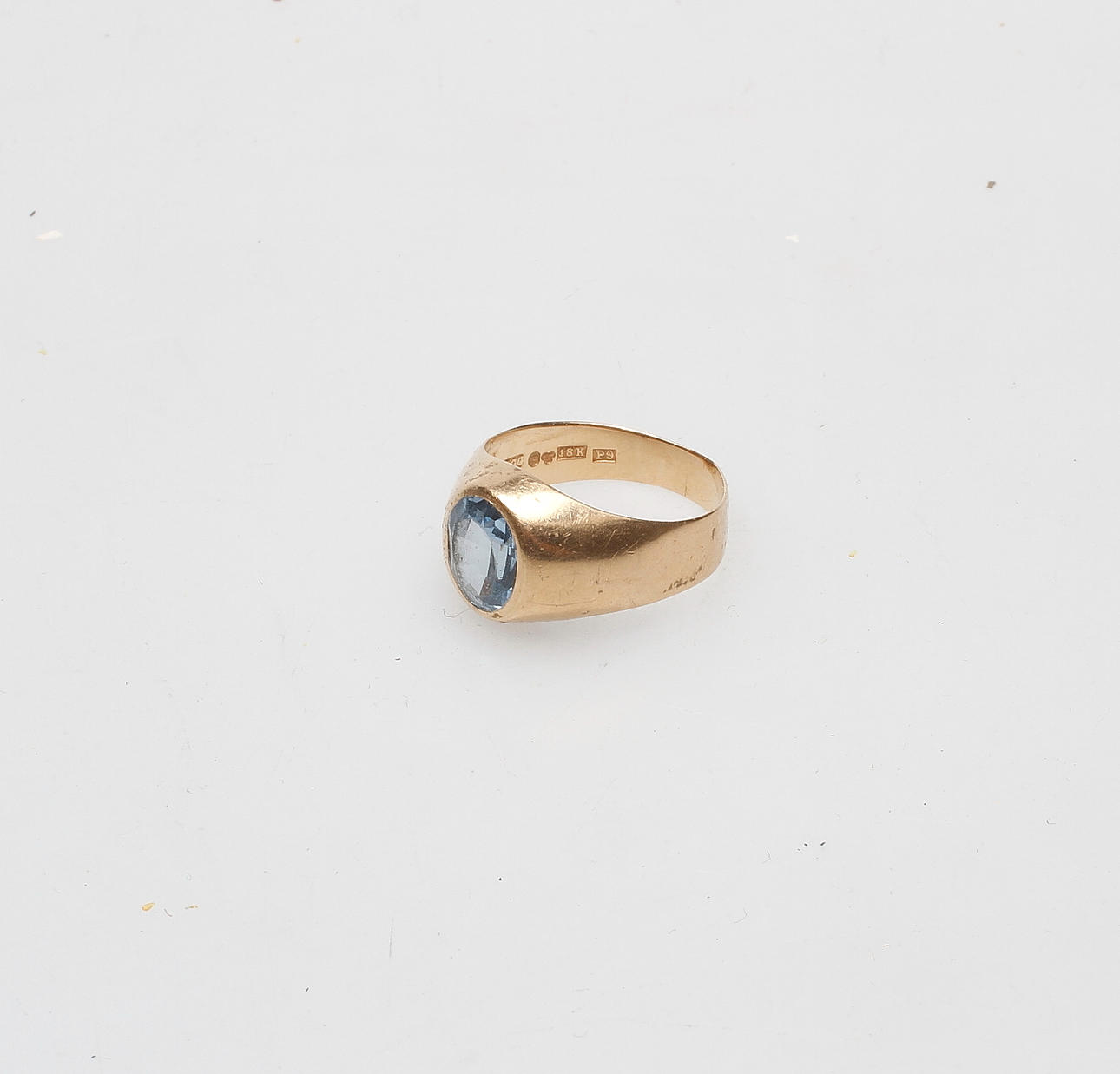 RING, 18k guld med akvamarin, vikt totalt ca. 3,1 gram.