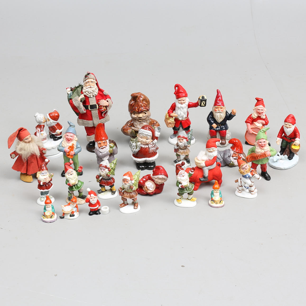 TOMTAR, 26 st, keramik, 1900-tal.