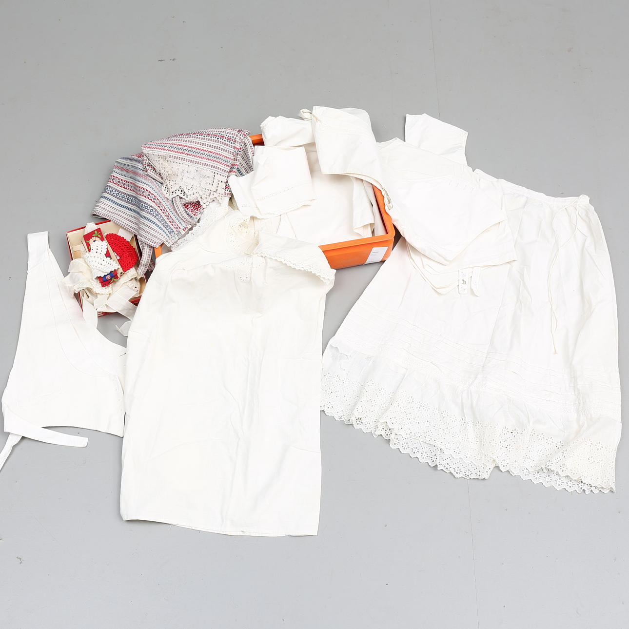 SERVERINGSKLÄDER, ca 25 delar, 1900-tal.