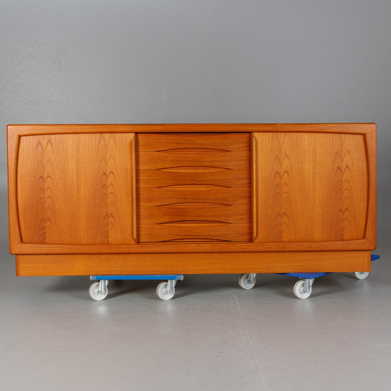 Dyrlund, skänk, teak.