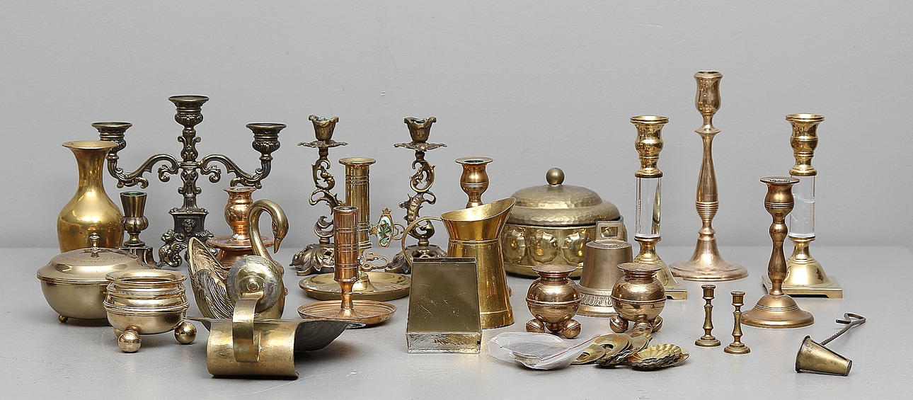 MÄSSINGFÖREMÅL bland annat ljusstakar, 1900-tal.