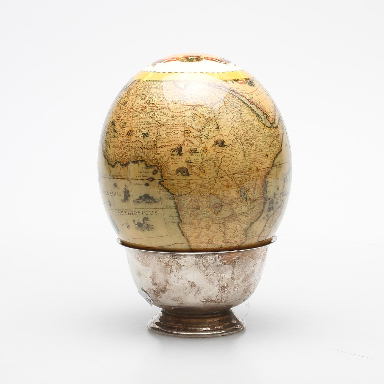 STRUTSÄGG med dekor av Afrika, 1900-tal.