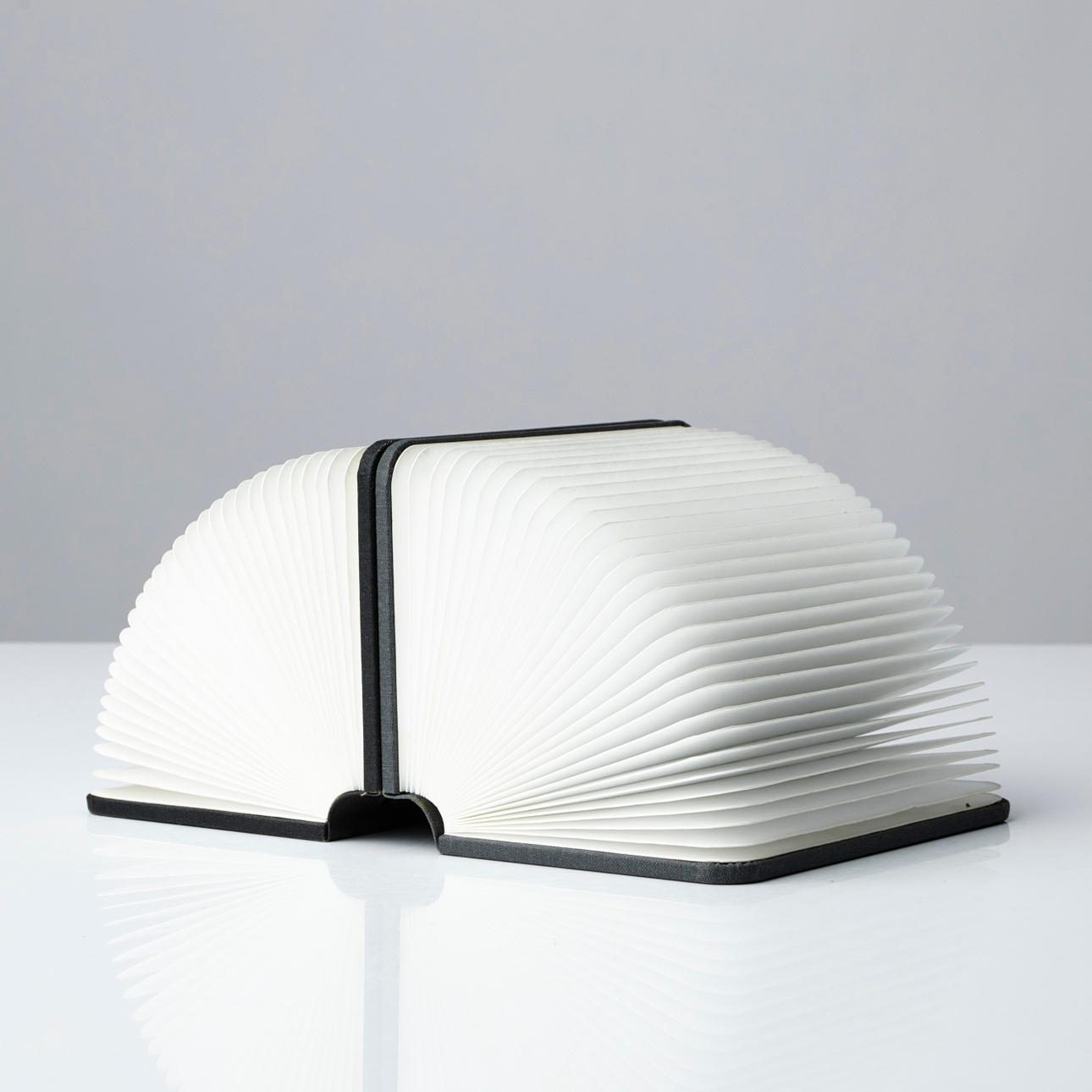 MAX GUNAWAN. "Lumio", lampe i form af en bog.