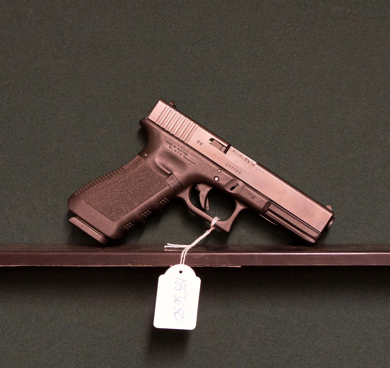 GLOCK. 22 cal. 40 #EMP989.