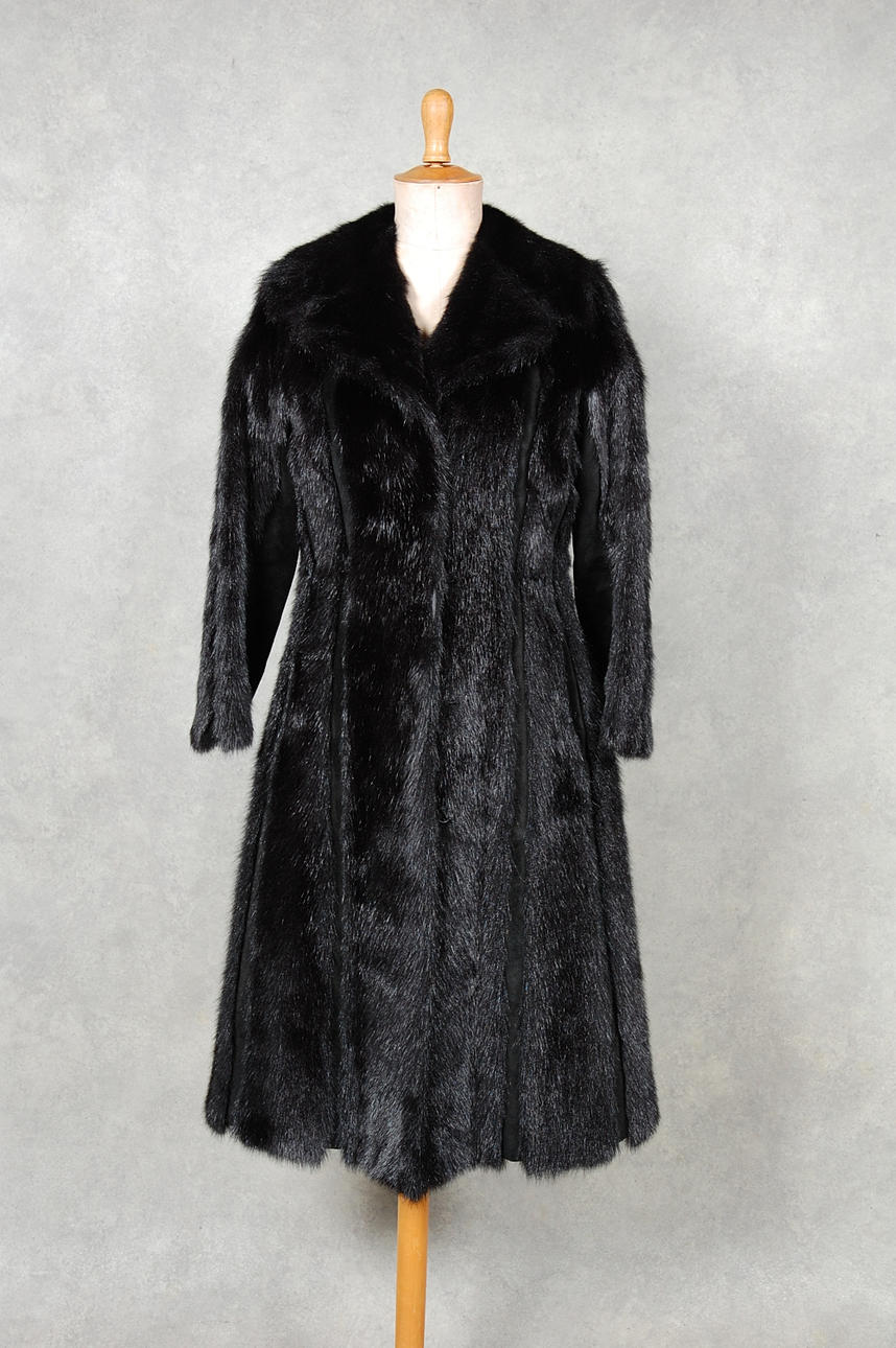 PÄLS, svart med mockadetaljer, från Fürkpäls Köbenhavn.
