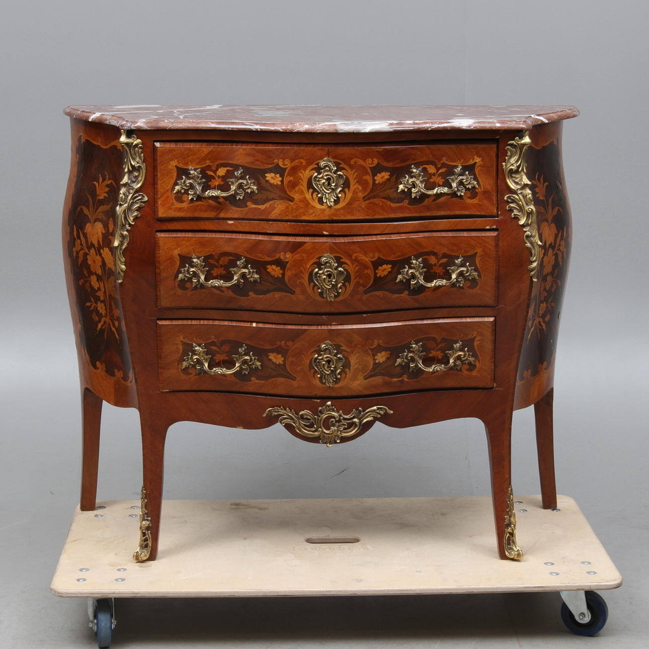 BYRÅ med stenskiva, rokokostil, 1900-tal.