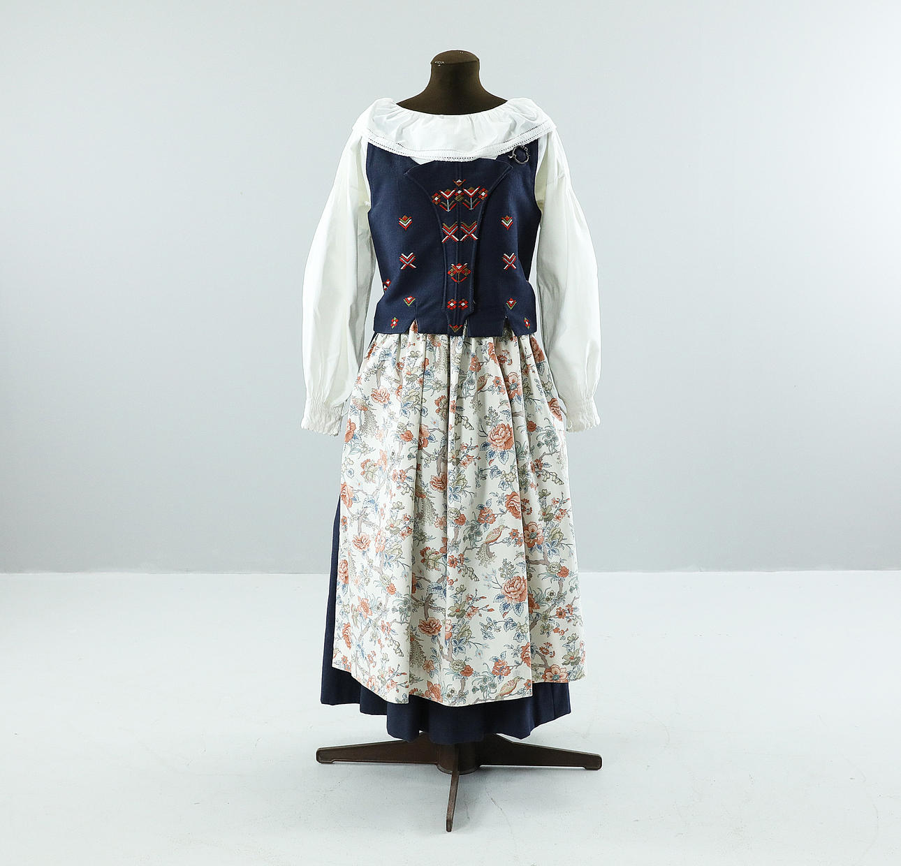 FOLKDRÄKT, dam, 4 delar, Bohuslän.