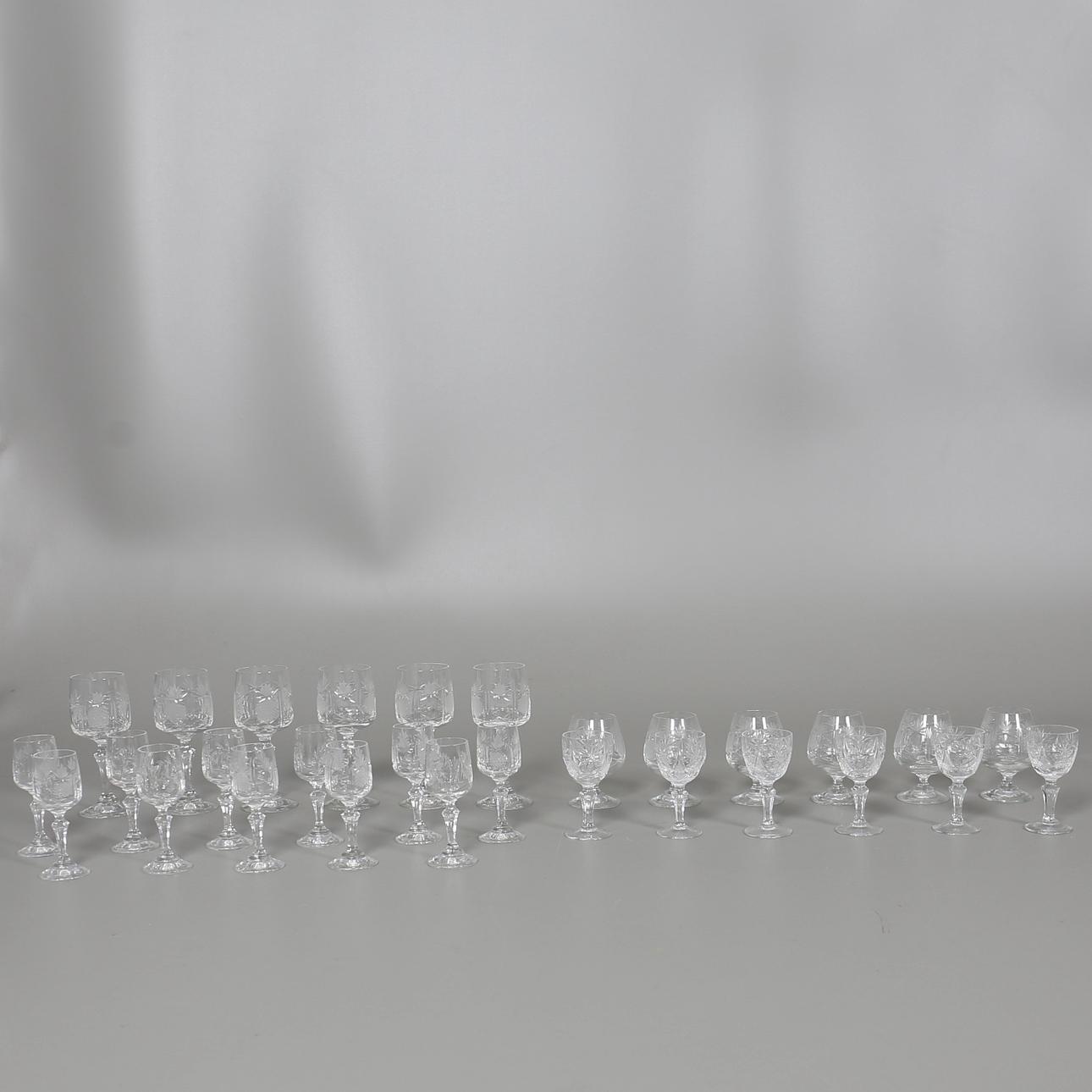 GLASSERVISDELAR i kristall. 29 st. Troligen Tjeckien.