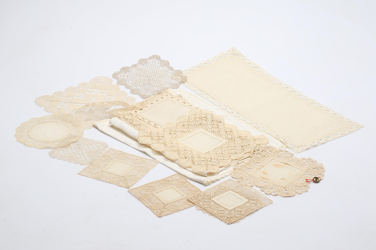 DUKAR, 16 st, bland annat knypplade.