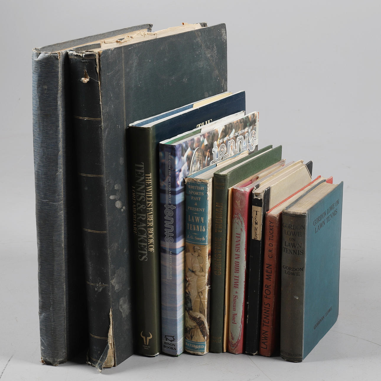 EINE MENGE BÜCHER ÜBER TENNIS.
