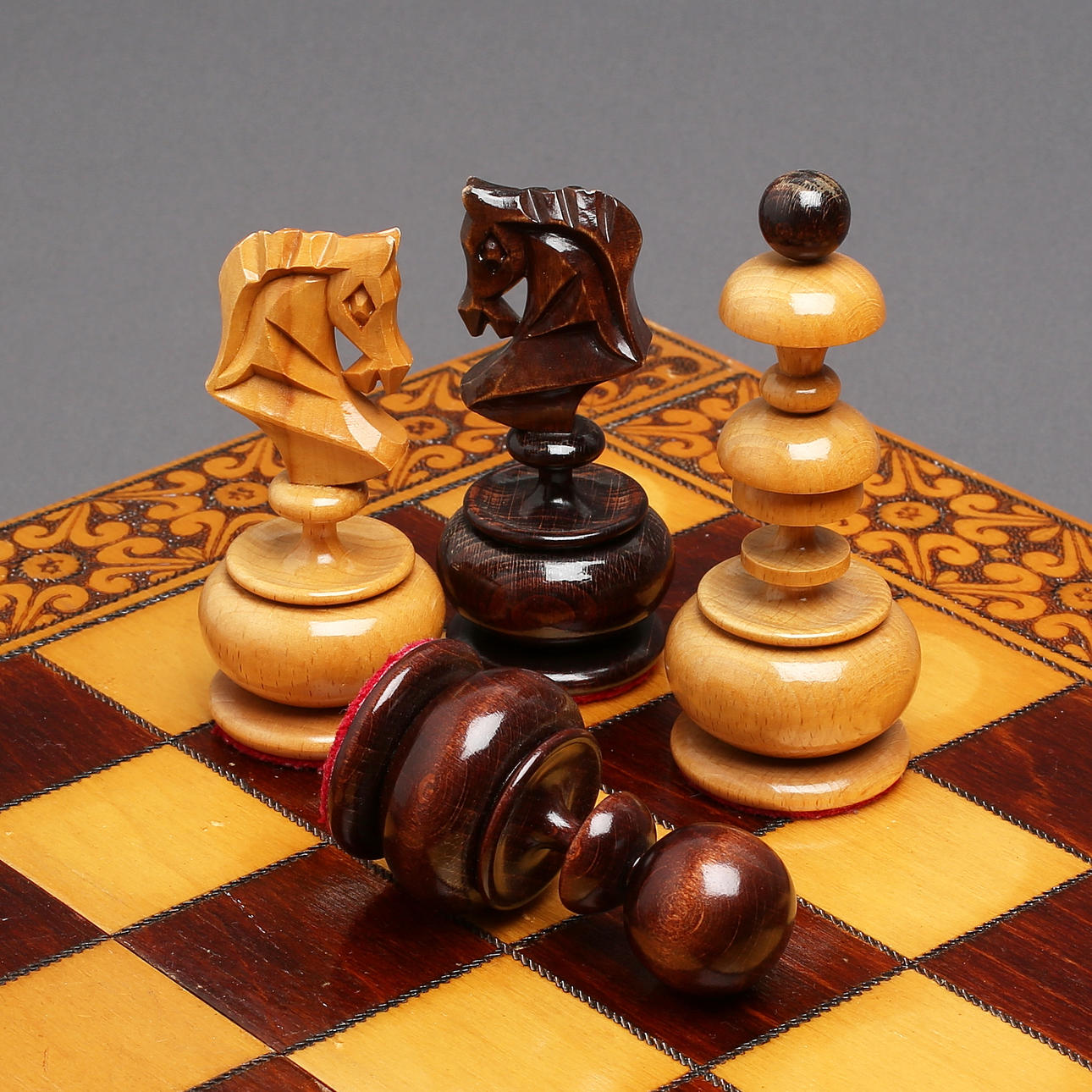 SKAKSPIL, træ, 20. århundrede.