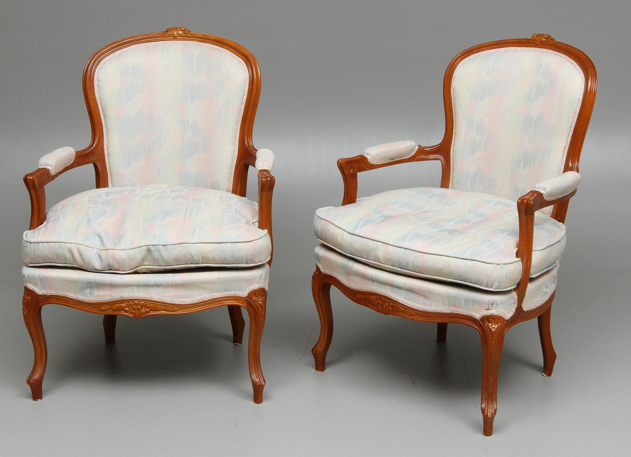 KARMFÅTÖLJER, 1par, rokokostil, 1900-tal.