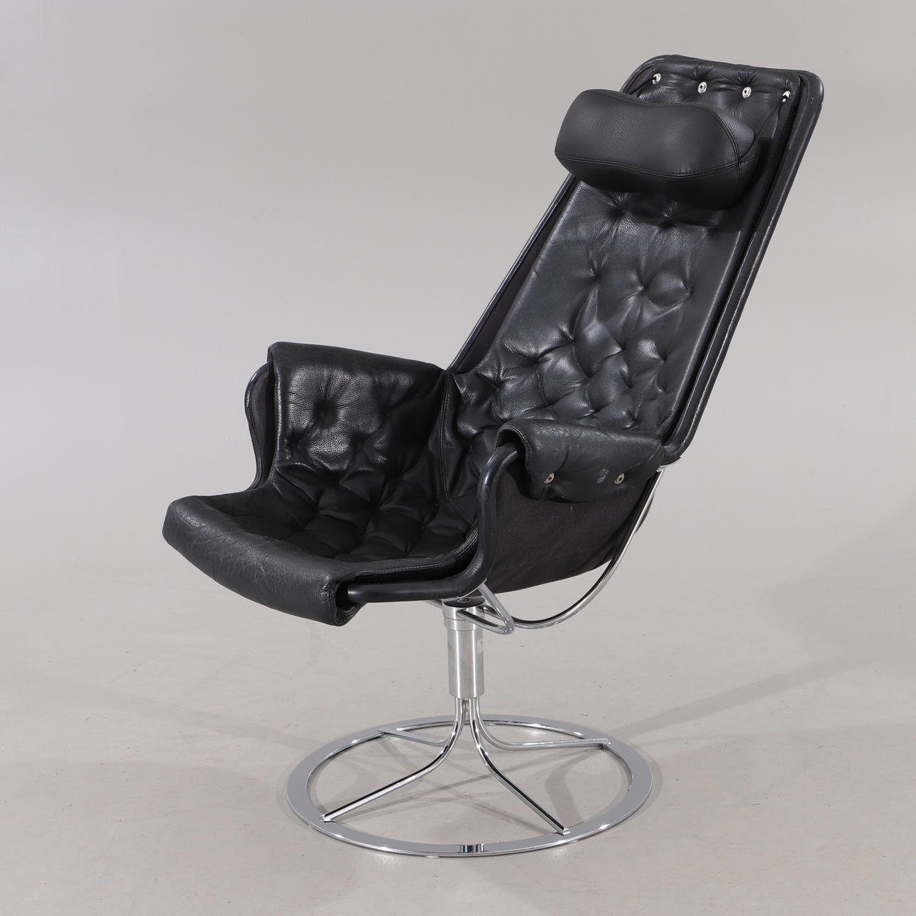 BRUNO MATHSSON. Sessel. "Jetson", schwarze Lederausstattung, Dux.