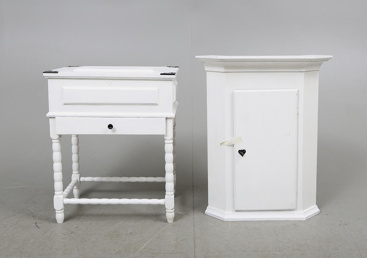 SYSCHATULL samt HÖRNSKÅP, vitmålade, 1900-tal.