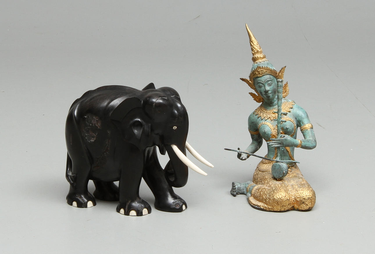 FIGURINER, 2 st, träskuren elefant samt gudomlighet i brons, 1900-tal.
