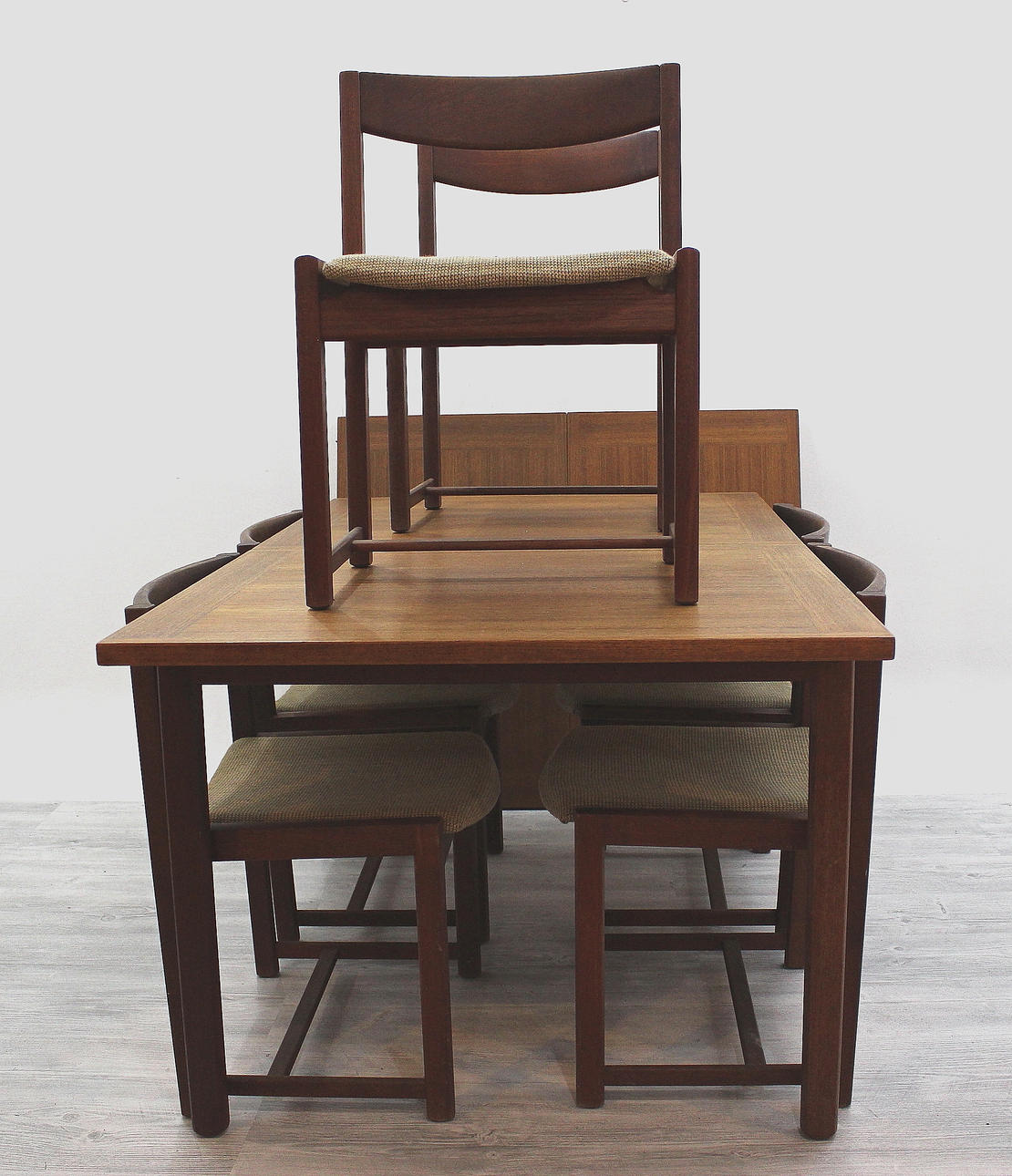 MATSALSBORD, teak, 6 stolar, två iläggsskivor.