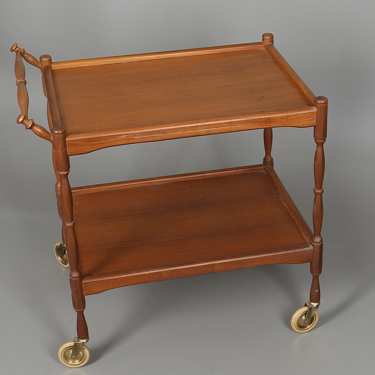 SERVERINGSVOGN i træ. Anden halvdel af det 20. århundrede.
